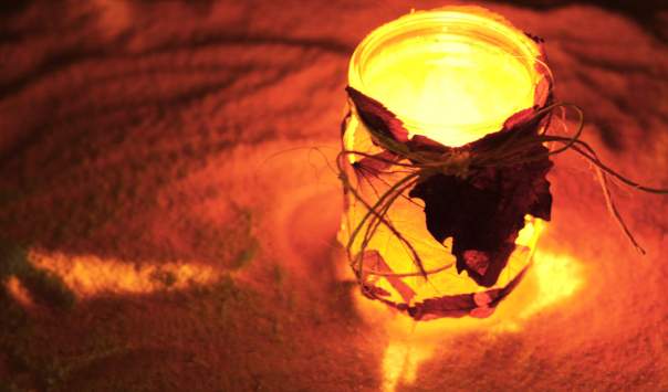 Children hack winter street lamp of autumn leaves